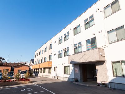 明るい日差しの外観