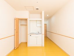 明るい居室の一角