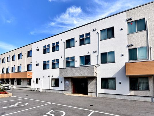 明るい建物外観  