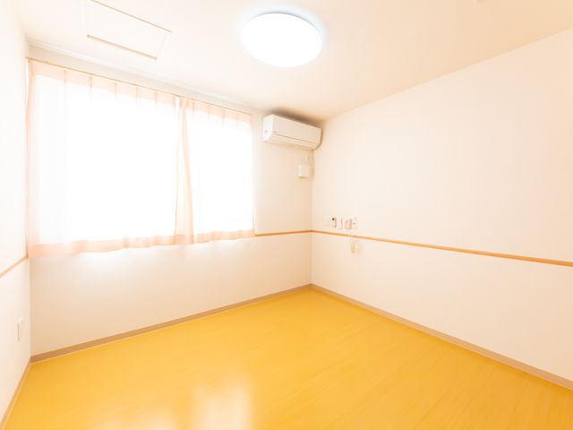 清潔な空間の居室 居室 明るく広々とした個室で、プライベートな空間を大切にされたい方に適しています。静かな環境が自分だけの時間を豊かに彩ります。