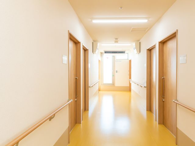 明るい清潔な廊下 廊下 広々とした廊下は清掃が行き届き、さまざまな部屋へのアクセスに配慮された設計です。壁には手すりがあり、歩行に不安がある方も安心して移動できます。