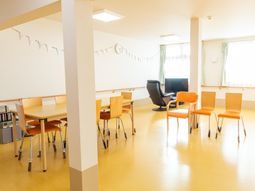 明るいリビングの空間