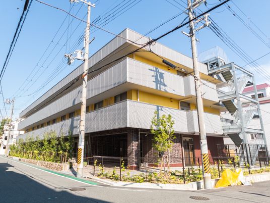 黄色い建物の外観