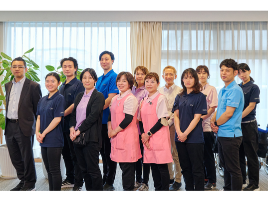 スタッフの集合写真