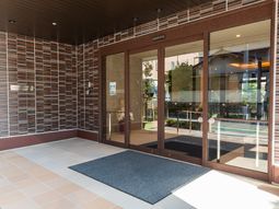 明るいエントランスの様子