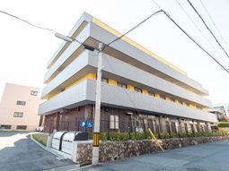 施設の明るい外観