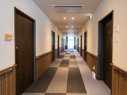 明るく清潔な廊下