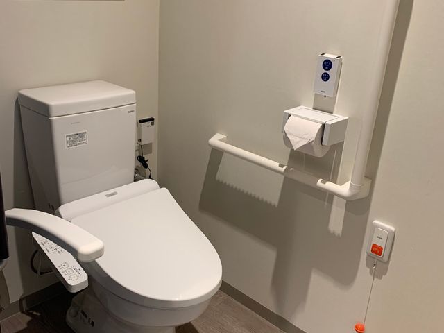 高機能なトイレ設備 居室トイレ 安心のサポート機能が付いた清潔なトイレです。手すりや緊急呼び出しボタンも設置され、安全を配慮しています。