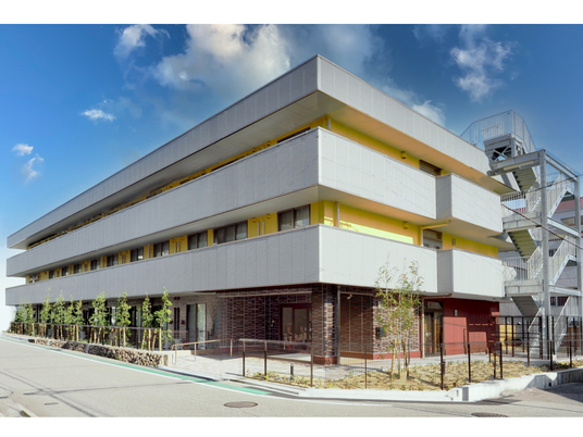 緑に囲まれた建物外観