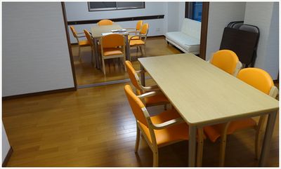 オレンジの椅子とテーブルの居室