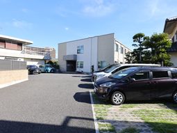 明るい外観の建物