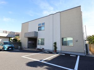 明るい建物の外観