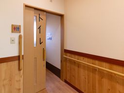 廊下と木製のドア