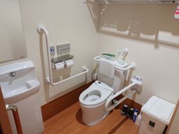 バリアフリー設計のトイレ