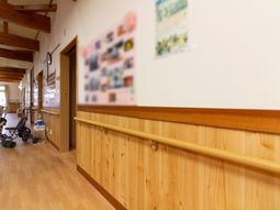 木目調の明るい廊下