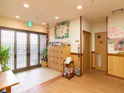 明るいエントランスの様子