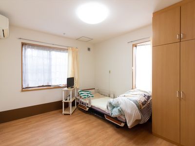 明るく広々とした居室