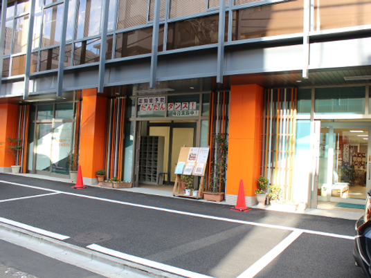 明るい入口の外観  