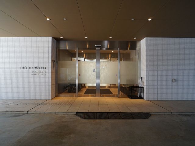 モダンなエントランス前面 玄関 開放的なエントランスは明るく圧迫感がなく、訪れる人を穏やかに迎え入れます。車椅子の方もスムーズに出入りできる設計です。