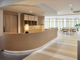 明るい受付と食堂スペース