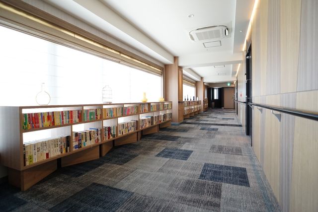 本棚付廊下の明るい空間