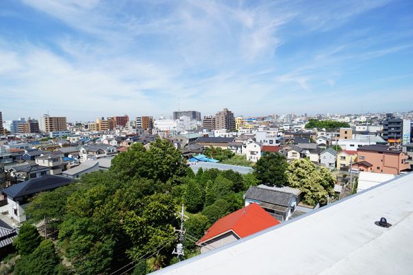 都市の景観を望む屋上