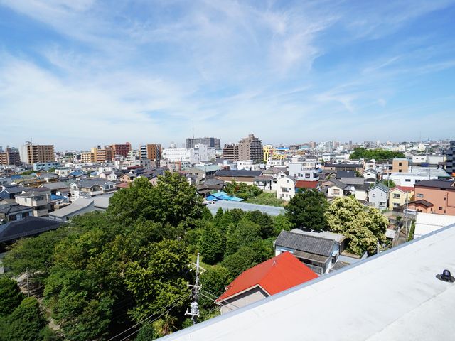 都市の景観を望む屋上 周辺環境 高い位置からの景色は開放感があり、晴れた日の都市のパノラマを眺望できます。屋上で新鮮な空気とともに、ほっと一息つく時間をお過ごしいただけます。