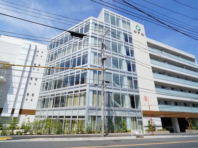 明るく広々とした施設外観 外観 モダンで開放的な建物外観です。清潔感があり、日当たりも良く、働く環境としても理想的な雰囲気を持っています。