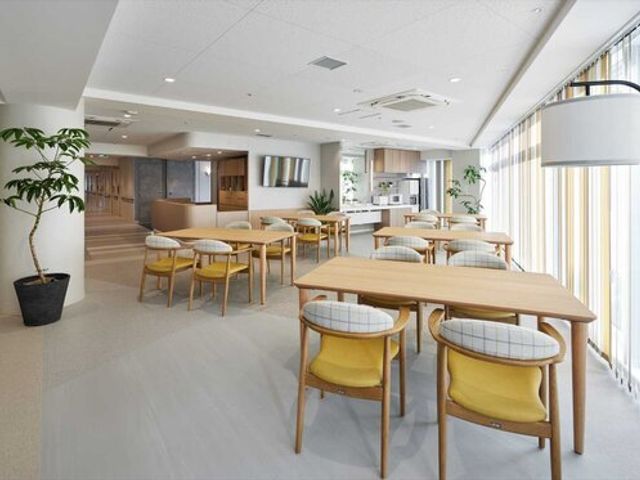明るいダイニング リビング 自然光あふれるダイニングで、利用者の方々は食事や交流を楽しまれています。清潔で落ち着いた雰囲気の中で、快適な就業環境が整っています。