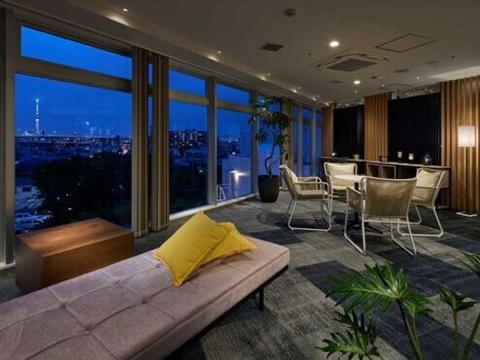 夜景の見える落ち着いたラウンジ