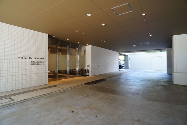 入口付近の明るい風景