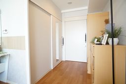 明るく広々とした廊下