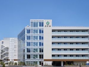 白と青の建物の外観