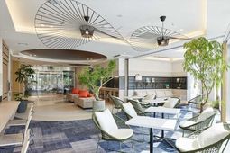 明るい共用ラウンジ