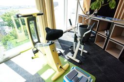 トレーニング機器と窓