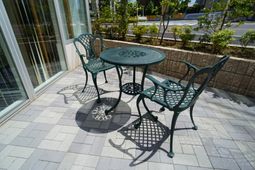 テーブルと椅子が並ぶテラス