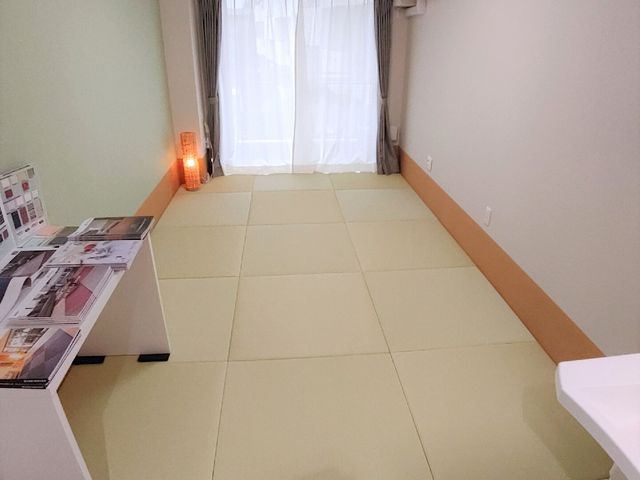 居室の明るい空間 畳の部屋 余裕を持ったスペースのある居室は、清潔感があり明るく、日々のゆとりある生活をサポートします。窓からの自然光が心地よいです。