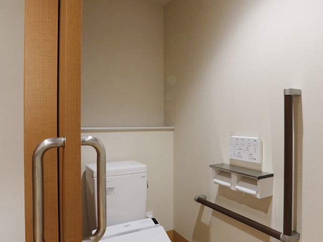 バリアフリー設計トイレ トイレ 手すりがついた清潔なバリアフリートイレです。安全で快適な使用を支える設備が整っています。