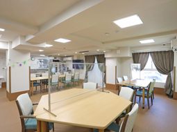 明るい共有ダイニング