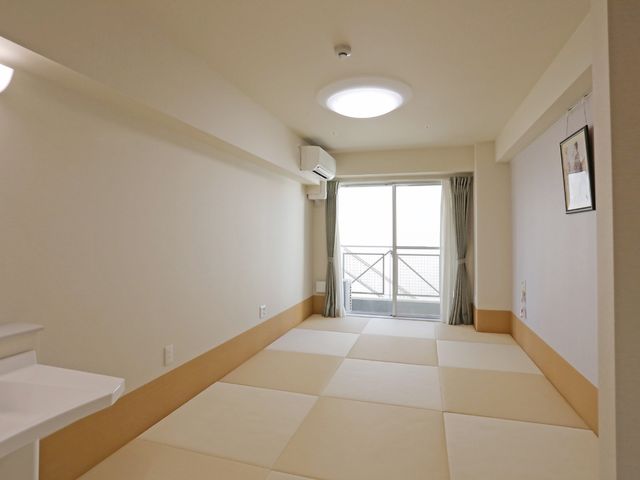 清潔感のある居室空間 居室 ゆったりとしたプライベートな居室です。柔らかな光が差し込むバルコニー付きで、快適な日々をお過ごしいただけます。