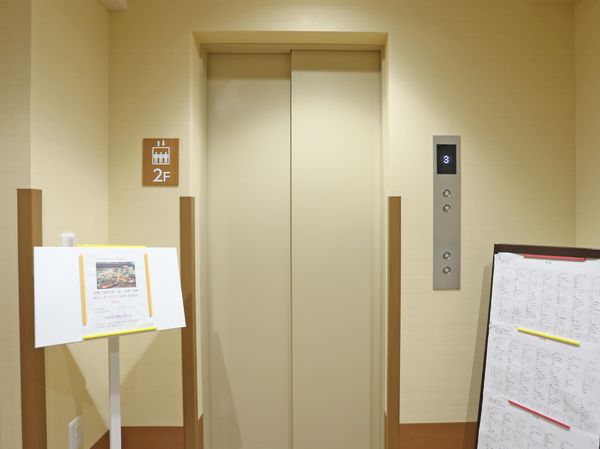 清潔感のあるエレベーター前