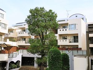 明るい外観のモダンな建物