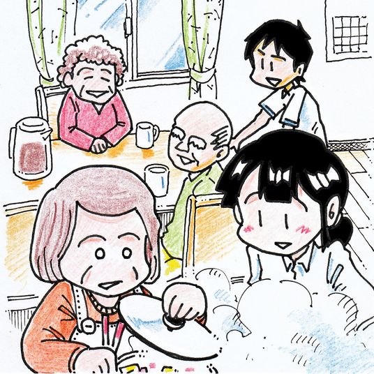 笑顔のスタッフと利用者の共同作業