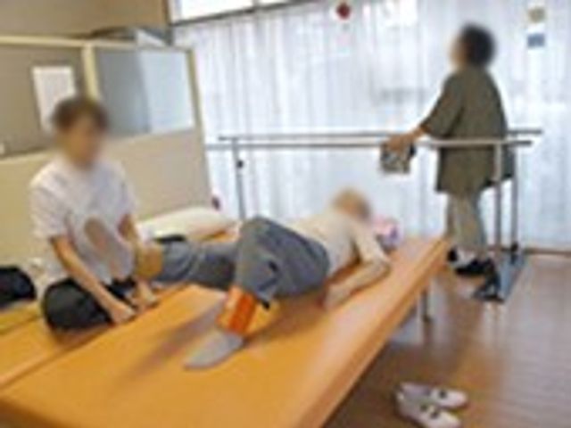 訓練する様子の室内 機能訓練室 広々とした明るい訓練室で、利用者が快適にリハビリを行えます。スタッフも親身にサポートします。