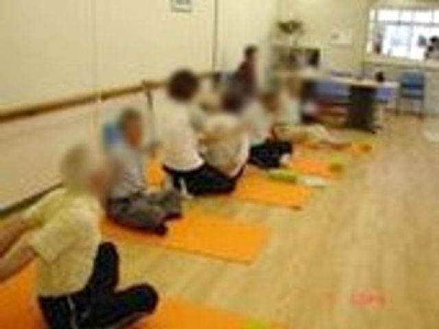 運動ができる部屋 機能訓練室 広々とした空間で、利用者が体を動かすことができる環境です。リハビリに適した施設となっています。