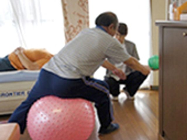 リハビリを行う室内 機能訓練室 自然光が差し込む中、スタッフとともにリハビリに取り組む様子です。楽しく体を動かせます。