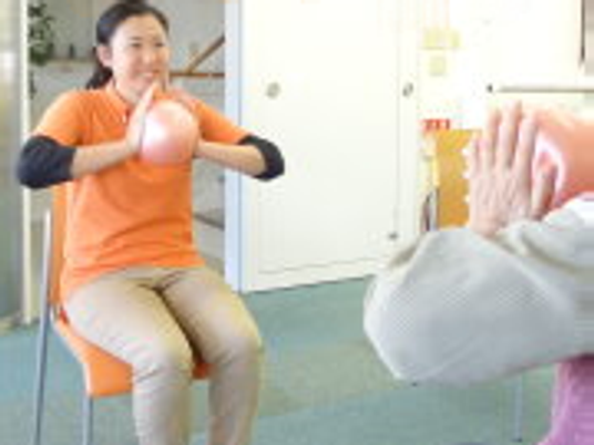 椅子を使った運動の様子