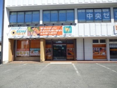 看板がある建物の外観