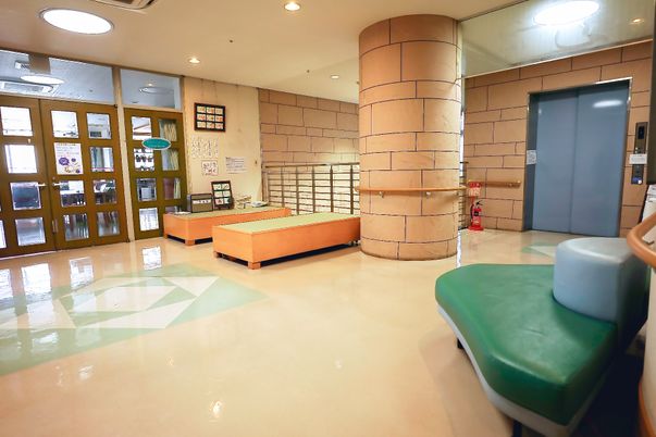 明るいロビーの様子