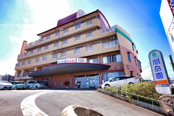 明るい日差しのエントランス